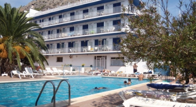Кровать в общем номере Hotel Nereida