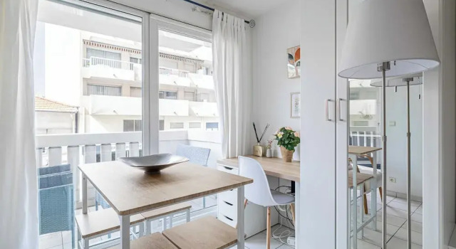 Апартаменты Charming Studio With Balcony & Pool -heart of Nice