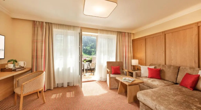 Люкс Deluxe Österreichischer Hof-im Bademantel direkt in die Alpentherme