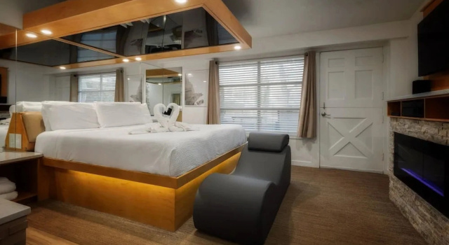 Номер Classic Sybaris Pool Suites Mequon