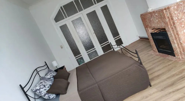 Room in B&B - Spacious Room With Beautiful View of the Koekelberg Basilica, Prenota Bed & breakfast Koekelberg 
