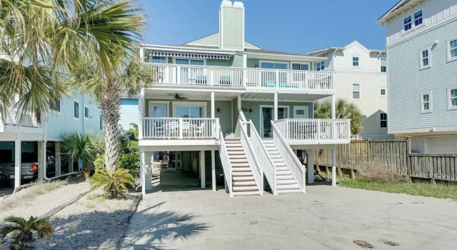Апартаменты с 3 комнатами с балконом Condo w/ 2 Decks - Steps to Wrightsville Beach!