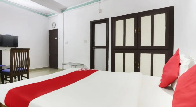 OYO 61270 313s Royal Suites, Забронировать Отель Отели Калади с парковкой, Парковка