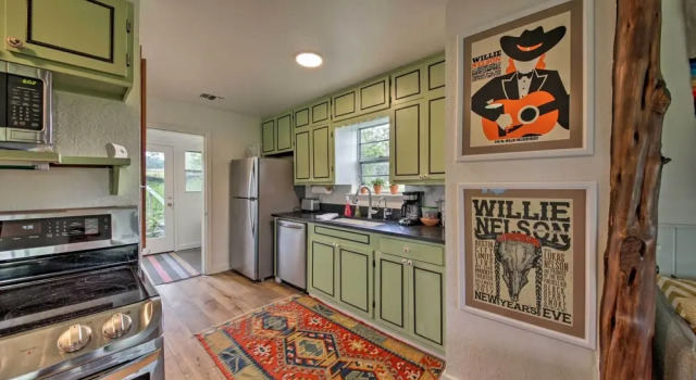 Коттедж Rural Texas Escape on 10 Acres w/ Deck & Sunroom!