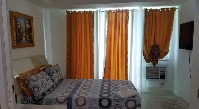 Апартаменты с балконом Manila Urban Resort at Azure