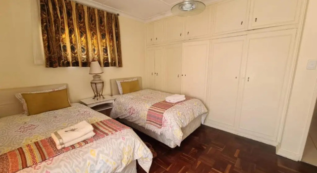 4 bedroom guesthouse in Glenhazel with pool, Boek Hotel Johannesburg Gauteng