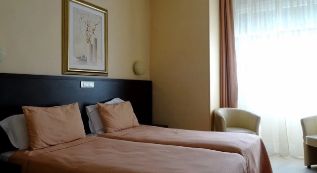 Номер Standard Hotel Ambassador, completely renovated