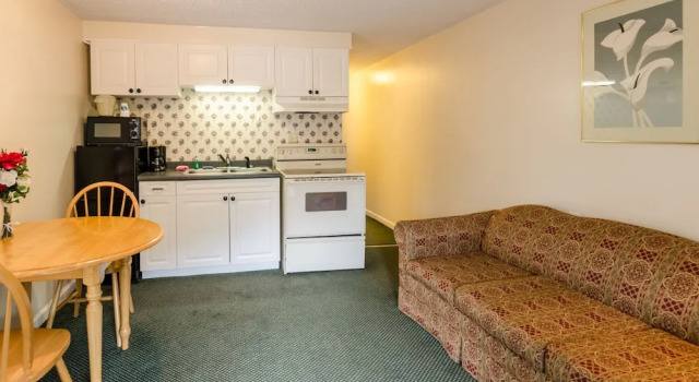 Коттедж Дуплекс с балконом Highland Hills Motel & Cabins