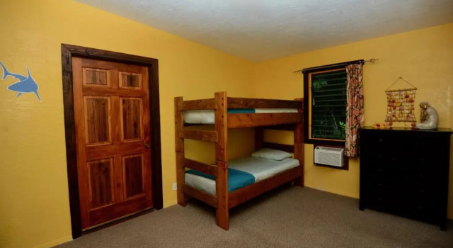 Кровать в общем номере Kalani Hawaii Private Lodging