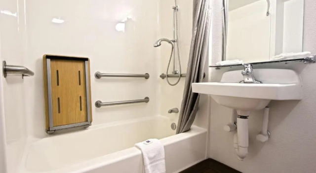 Четырёхместный номер Deluxe Motel 6-East Brunswick, NJ
