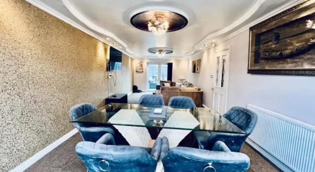 13 Guests - Free Parking - Manchester House, Book Feriehus Whitefield Manchester og omegn