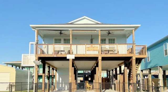 At Long Last 3 Bedroom Home by RedAwning, Book Feriehus Bolivar Peninsula Houston