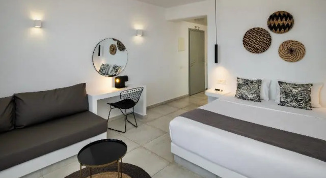Полулюкс с балконом и с видом на море Seven Suites