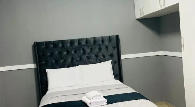 Люкс Comfort Gold Crown One Bedroom Self-Catering Apartment With NetFlix & YouTube