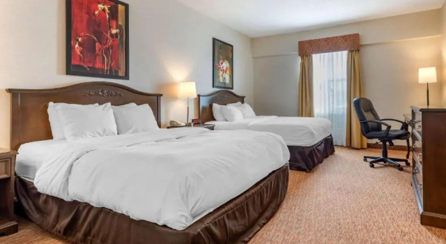 Четырёхместный номер Standard Village Inn & Suites