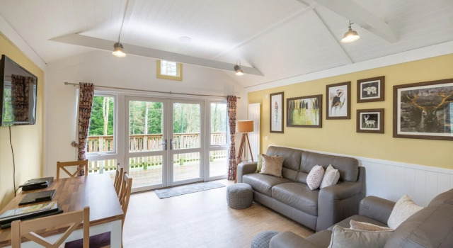 Squirrel Lodge 41 with Hot Tub, Newton Stewart, Book Hotel Minnigaff Scotland