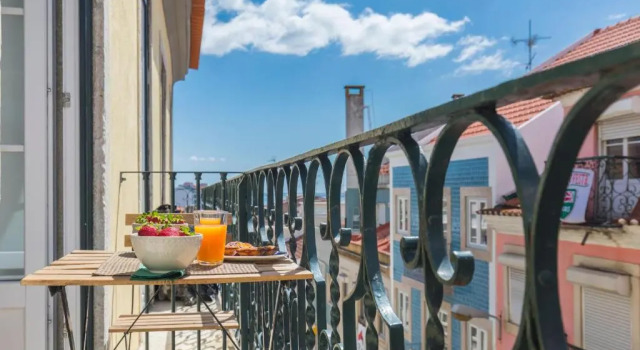 LovelyStay - Sunny flat w/ balcony overseeing Graca and River, Забронировать Отель Сао-Висенти Лиссабон, рядом с Money Museum