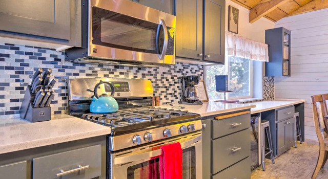 Коттедж Mccall Retreat w/ Hot Tub - 1/2 Mi to Downtown!