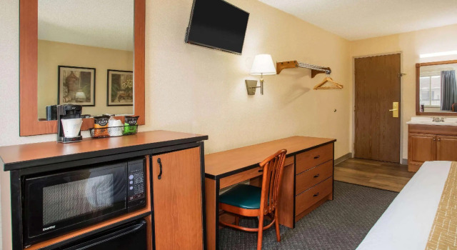 Двухместный номер Accessible Travelodge by Wyndham Colorado Springs Airport - Peterson SFB