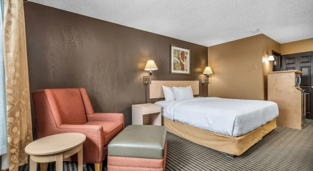 Двухместный номер Standard с балконом и с видом на бассейн Seven Oaks Hotel Regina, SureStay Collection by Best Western