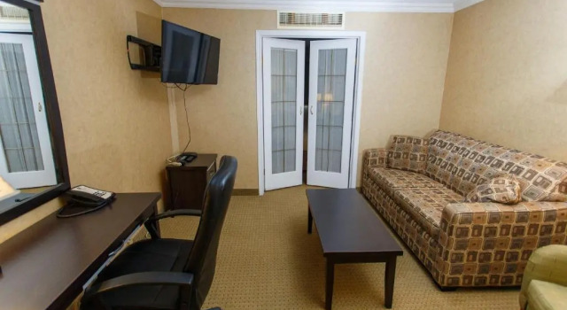 Люкс The George Dawson Inn & Conference Centre