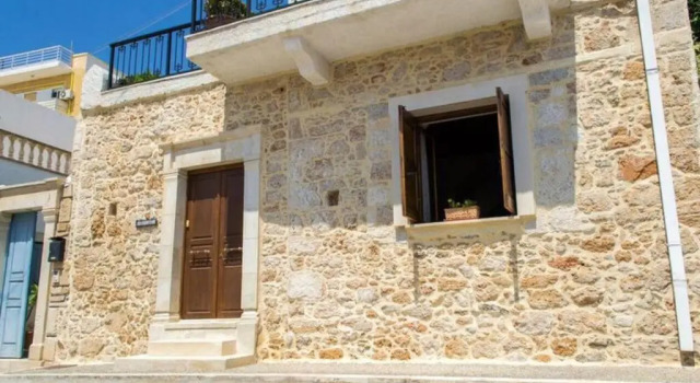 Traditional House under Kazarma Fortress in Sitia, Забронировать Отель Отели East Crete с парковкой, Парковка