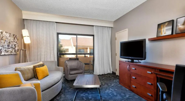 Четырёхместный люкс Courtyard by Marriott Dallas-Fort Worth/Bedford