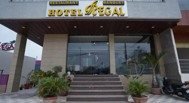 Hotel Regal By Rhytham, Забронировать Отель Отели штата Раджастхана с бассейном, Бассейн