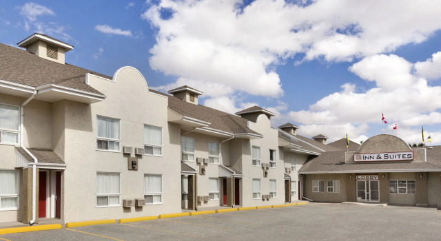 Colonial Square Inn & Suites