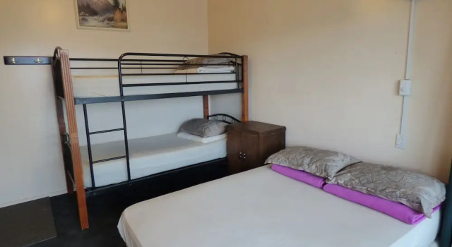 Четырёхместный люкс Standard c 1 комнатой Racecourse Backpackers Hostel