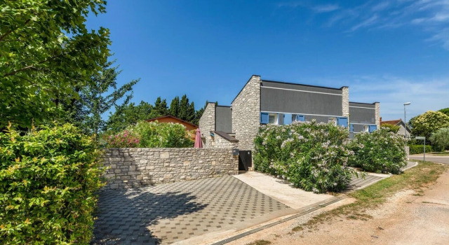 Amazing Home in Fazana With 2 Bedrooms, Wifi and Outdoor Swimming Pool, Book Hotel Hoteller i Valbandon med pool, Swimmingpool