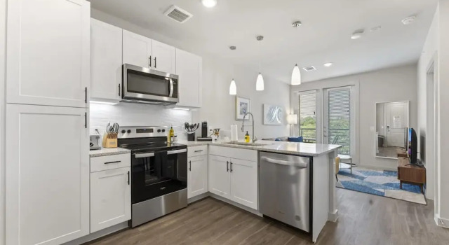 Апартаменты Prime Soco Cozy 1BR King Suite w Pool Parking