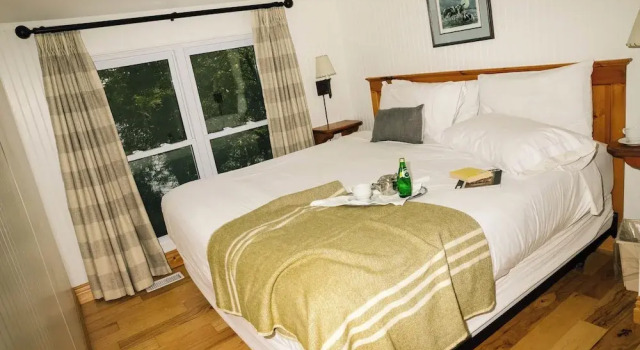 Коттедж Deluxe с 4 комнатами с балконом и с видом на озеро Elmhirst's Resort - On a lake