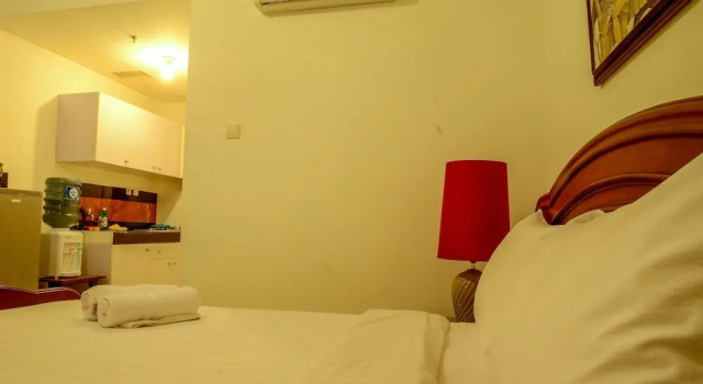 Classic Studio Room Cosmo Terrace Apartment By Travelio, Забронировать Апартаменты/квартира Отели Джакарты с парковкой, рядом с Jakarta Textile Museum, Парковка