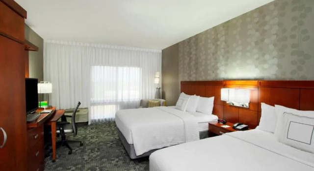 Четырёхместный номер Standard Courtyard by Marriott Victoria