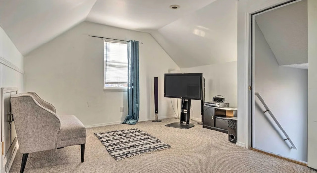 Коттедж Cozy Indianapolis Home w/ Private Hot Tub!