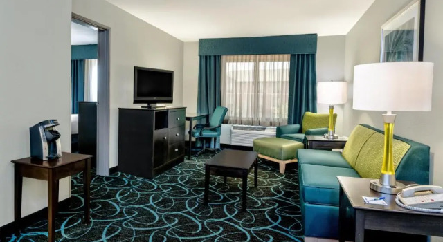 Люкс Deluxe Holiday Inn Express Hotel and Suites Fort Worth/I-20