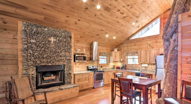 Апартаменты Bryson City Cabin w/ Wraparound Deck & Hot Tub