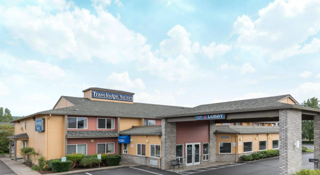 Кровать в общем номере Travelodge by Wyndham, Newberg