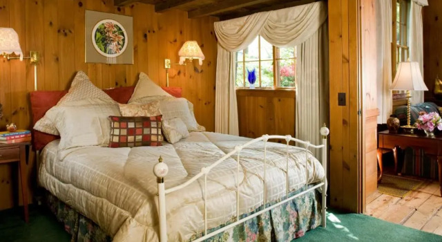 2 makuuhuonetta Mökki 1906 Pine Crest Inn