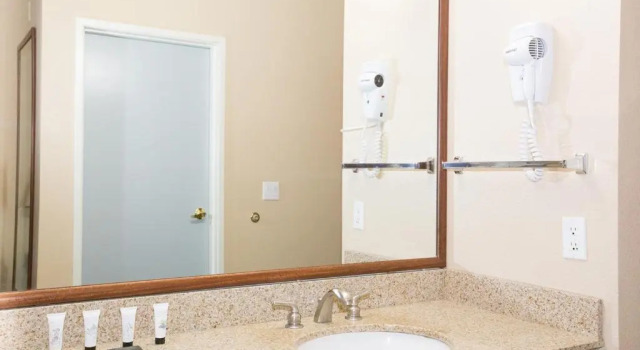 Четырёхместный полулюкс Red Lion Inn & Suites McMinnville