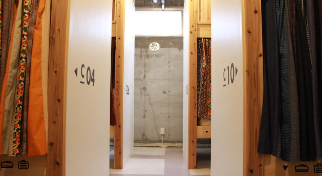 Кровать в общем номере Hostel and Dining Tanga Table