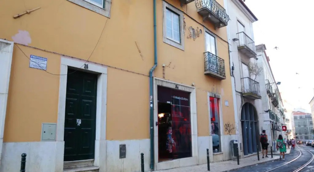 Апартаменты c 1 комнатой ALTIDO Bold & colourful 1-bed flat at the heart of Chiado, nearby Carmo Convent