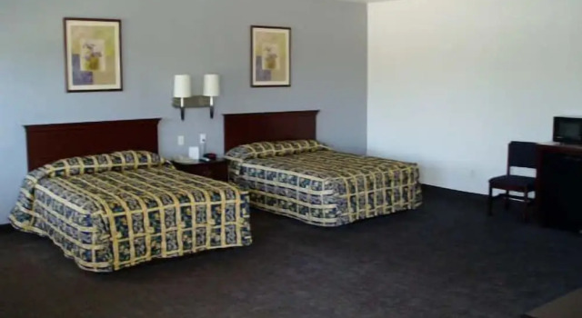 Четырёхместный номер Standard Texas Inn & Suites