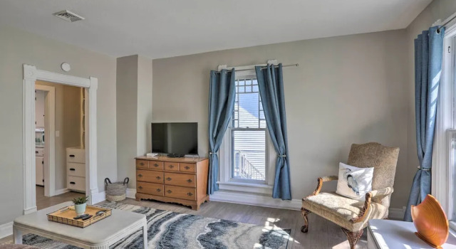 Port Clinton Getaway - Walk to Beach & Restaurants, Book Feriehus Sommerhuse i Port Clinton, Hytte