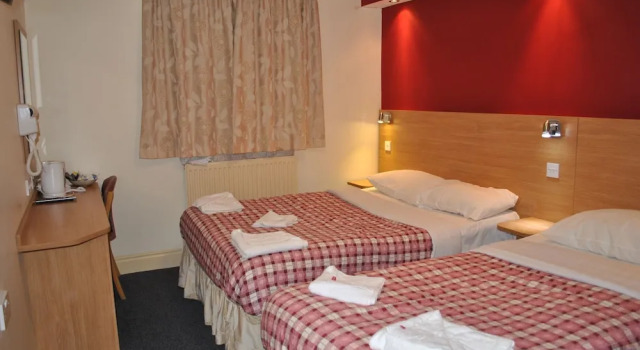 Четырёхместный номер Standard Carlton Hotel