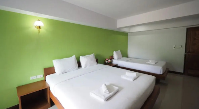 Трёхместный номер Standard с балконом Phuhi Hotel