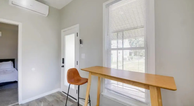 Коттедж Indianapolis Home w/ Porch - Close to Mile Square!