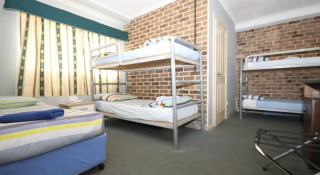 Шестиместный семейный номер Economy Acacia Snowy Motel