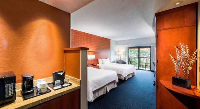 Четырёхместный номер Standard с балконом Courtyard by Marriott Atlanta Buford Mall of Georgia